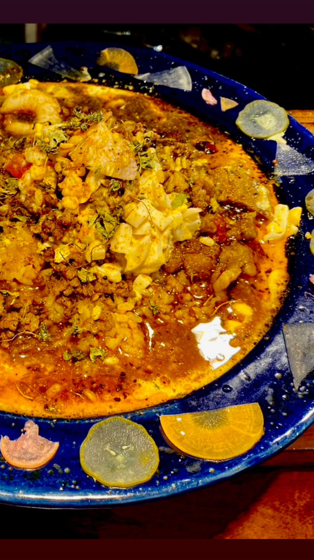 皿いっぱいに広がるカレーとタルタル玉子、キーマの寄り